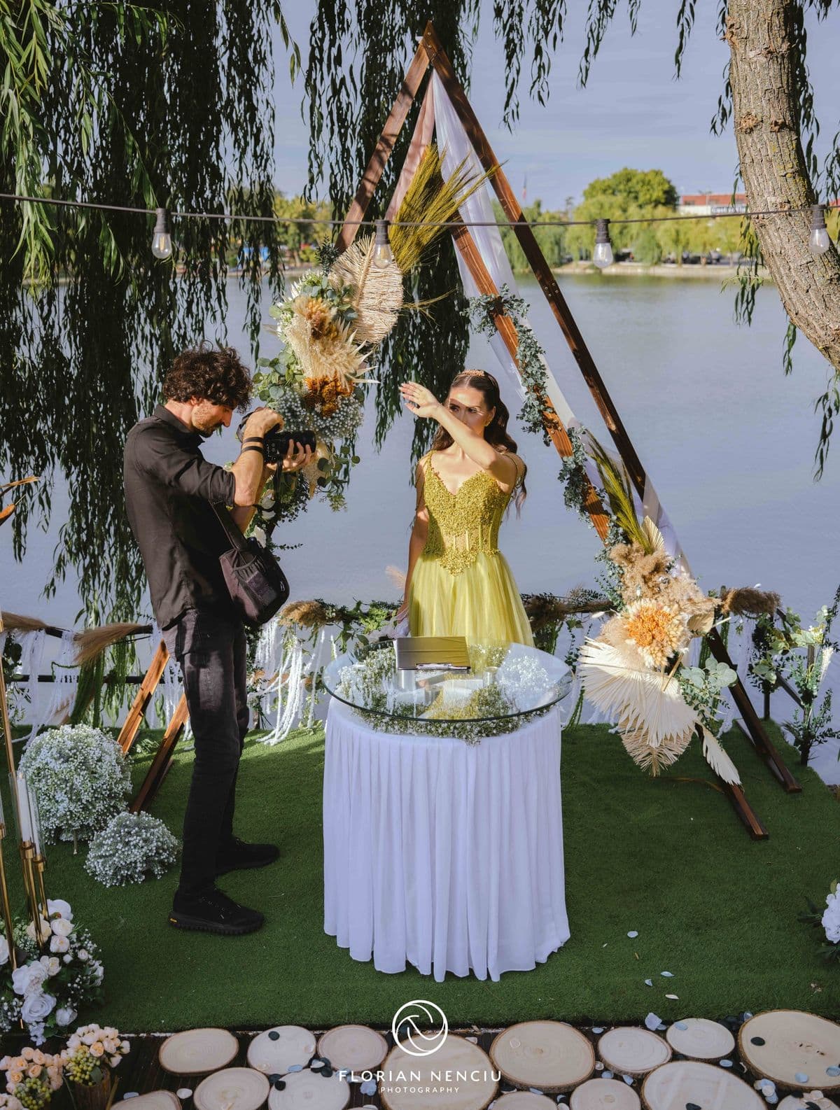 Momentul semnării la masa de ceremonie, sub arcada din lemn