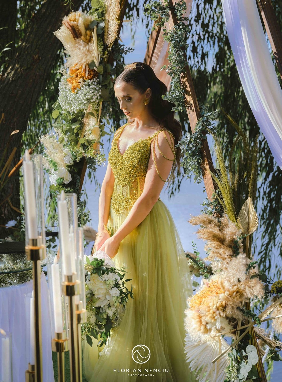 Portretul miresei în rochie verde-lime, lângă arcada cu flori